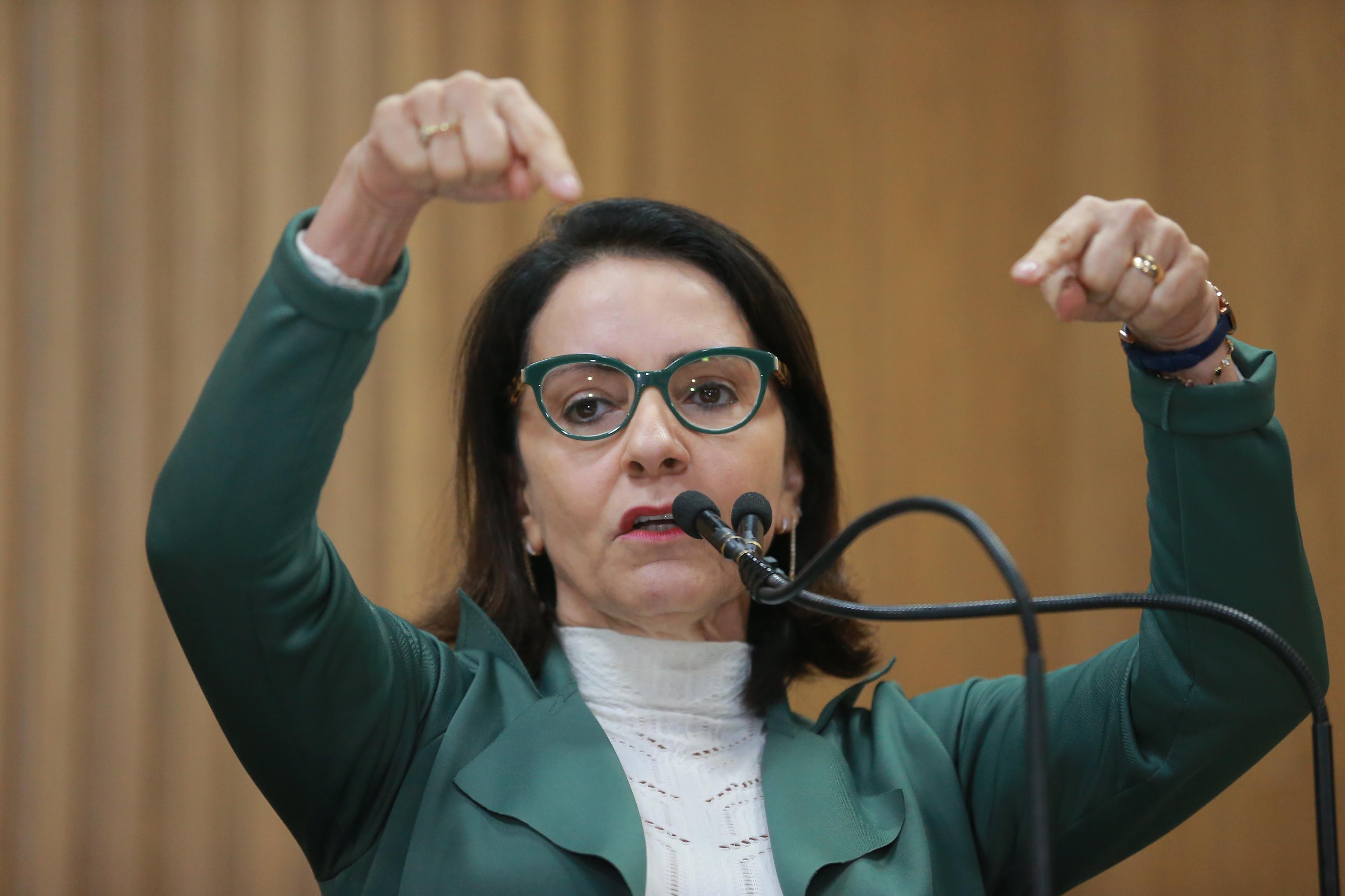 Emília cobra realização de concurso público no município