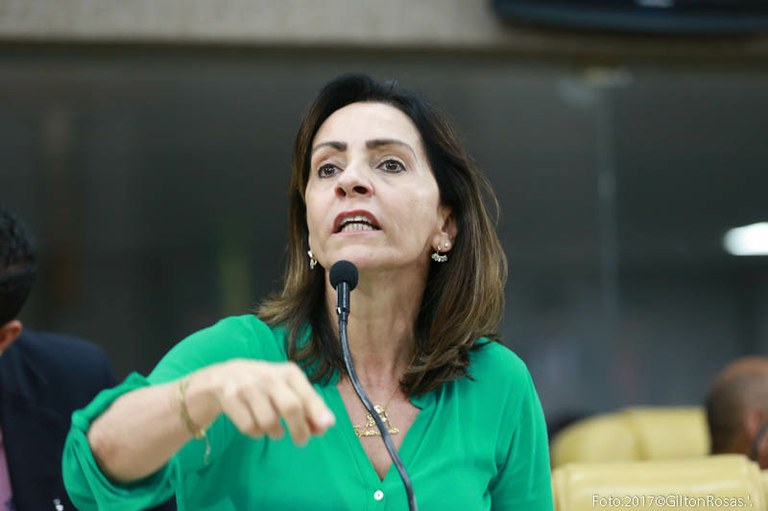 Emília cobra reforço policial para garantir a segurança dos clientes e do comércio durante as festas de fim de ano