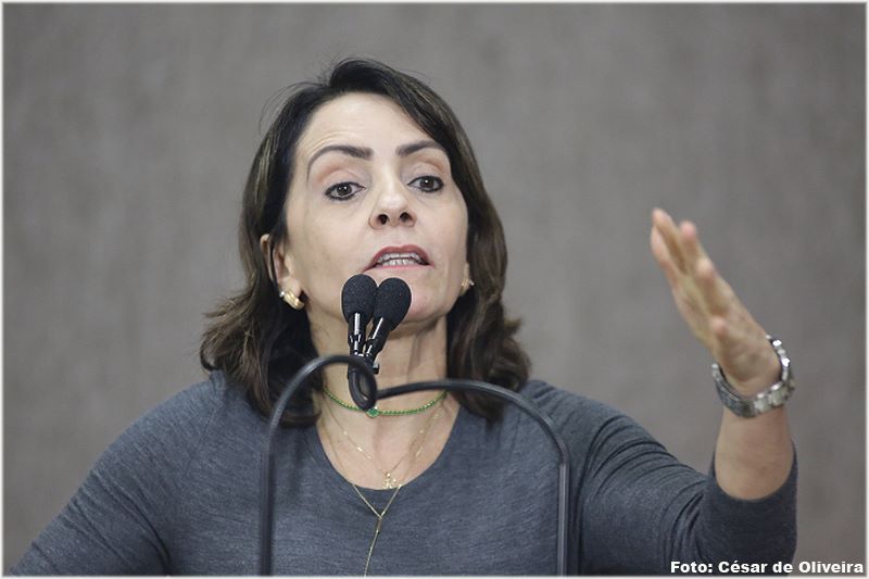 Emília cobra reforma de praça bem no coração de Aracaju