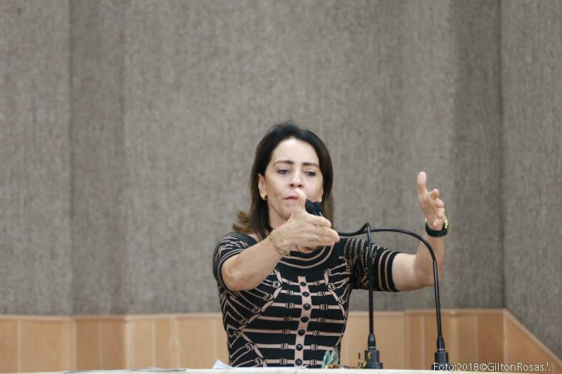 Emília cobra respeito aos direitos dos servidores municipais