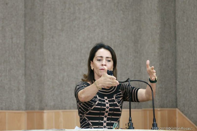 Emília cobra respeito aos direitos dos servidores municipais