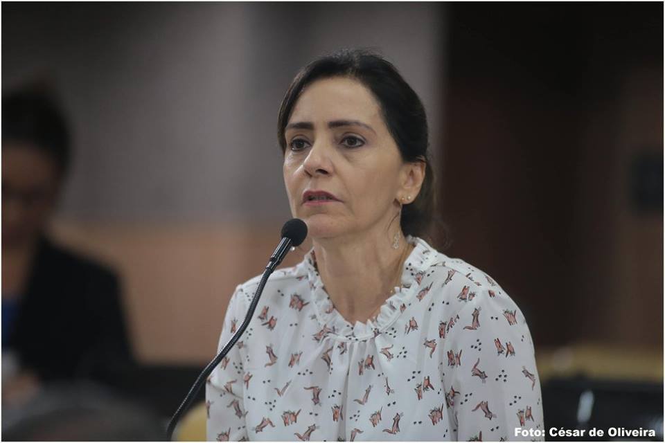 Emília cobra transparência na contratação de profissionais de saúde