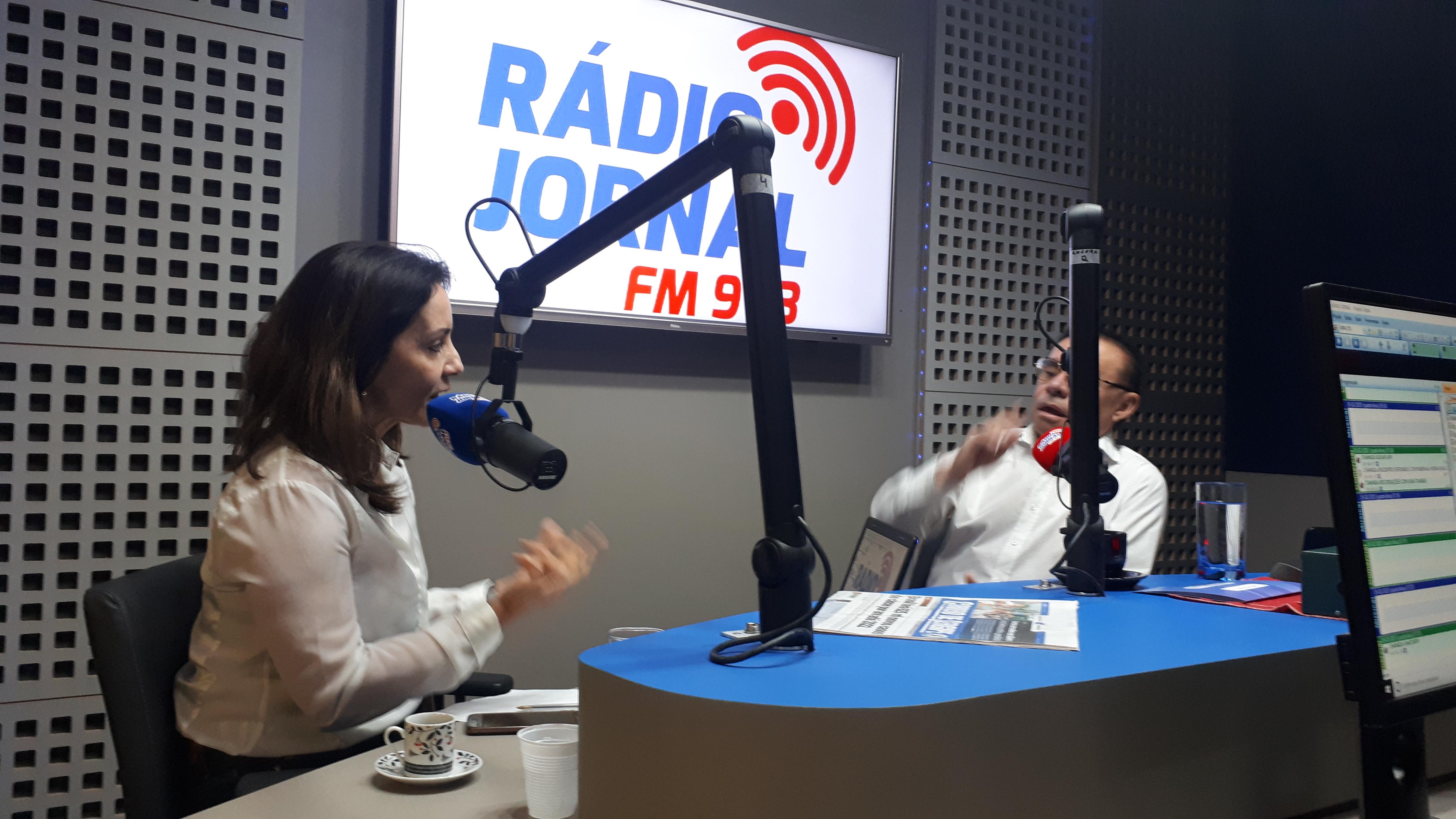 Emília concede entrevista a Gilmar Carvalho, que quer convencê-la a disputar a PMA