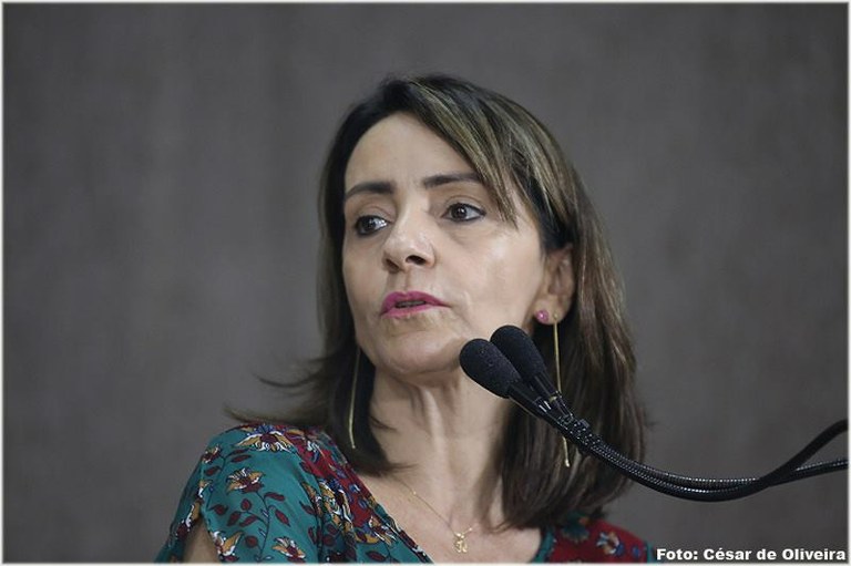 Emília Côrrea conclama aos colegas para apreciarem o manifesto da FECS contra reajuste da tarifa de ônibus