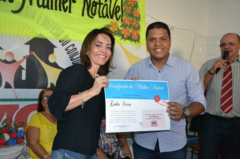 Emília Correa é homenageada pela Associação dos Moradores do Bugio com certificado de Mulher Notável