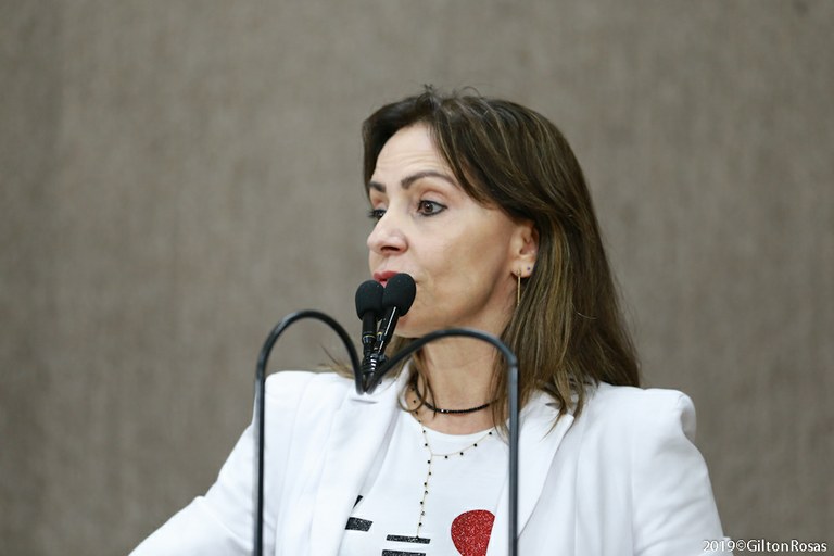 Emília Corrêa faz um alerta para mulheres não serem vítimas de estelionato afetivo