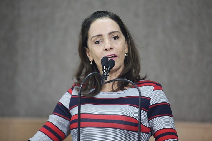 Emília Corrêa lamenta contratação de médicos para substituir grevistas