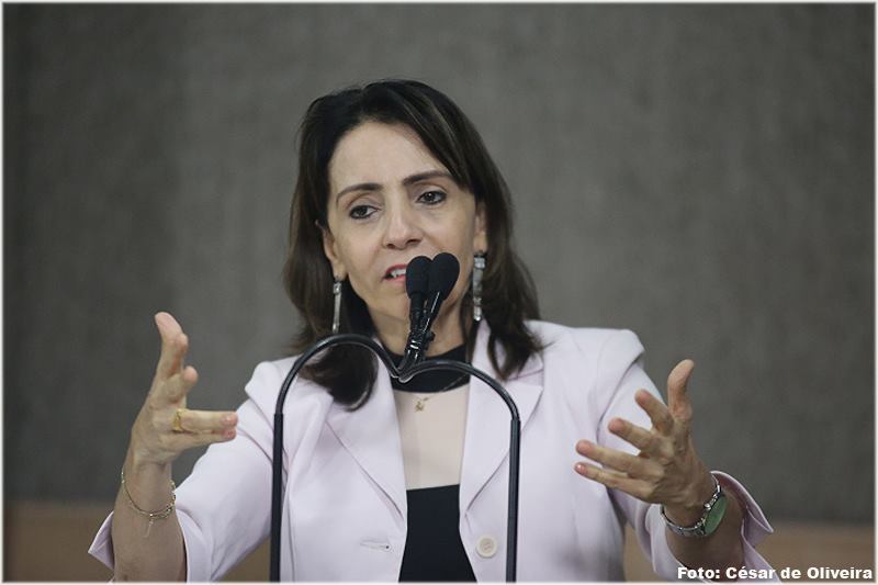 Emília Corrêa lamenta que Aracaju apenas respire lixo