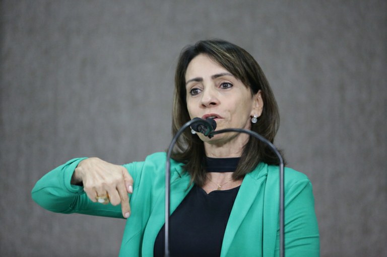 Emília Corrêa parabeniza o prefeito por finalmente resolver a greve dos médicos