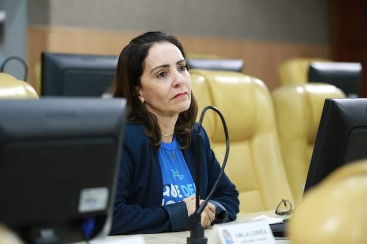 Emília Corrêa: PMA só cumpre o prazo das obras na zona sul