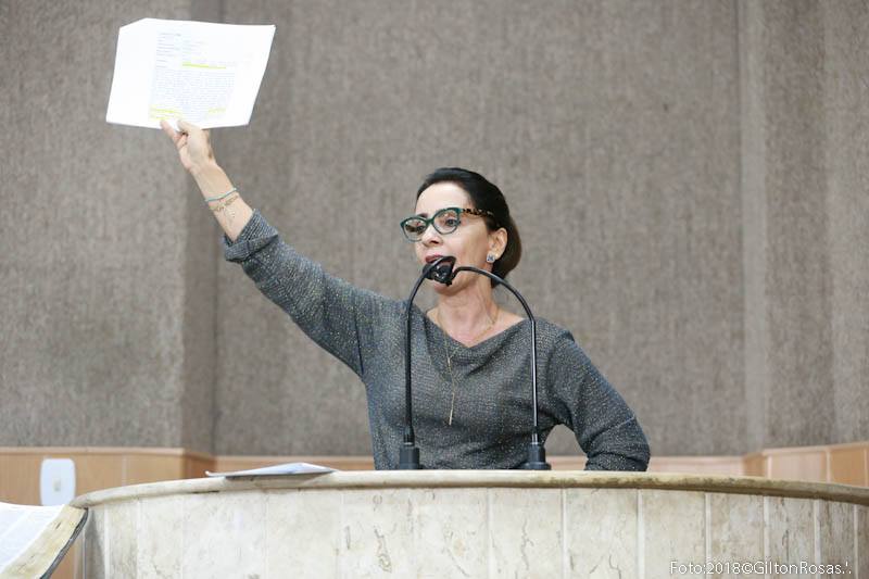 Emília Corrêa: "prefeito nariz de Pinóquio"