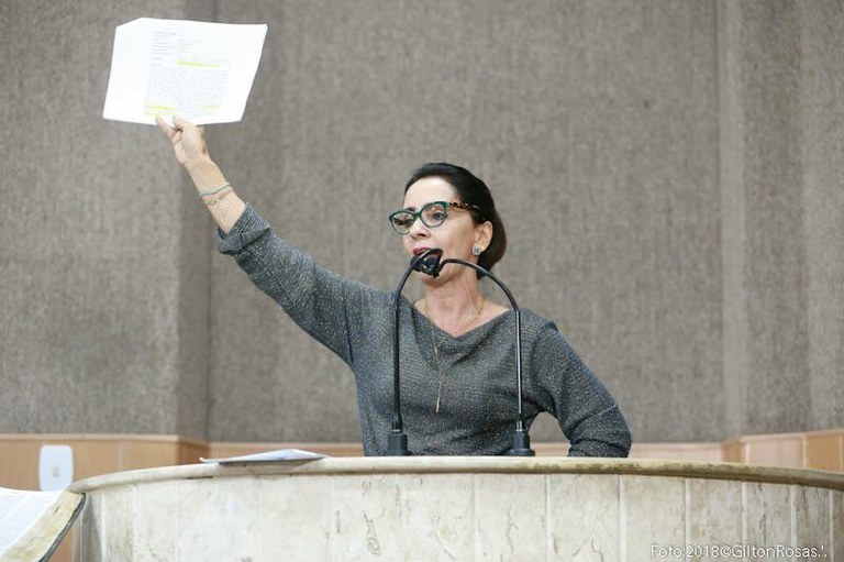 Emília Corrêa: "prefeito nariz de Pinóquio"