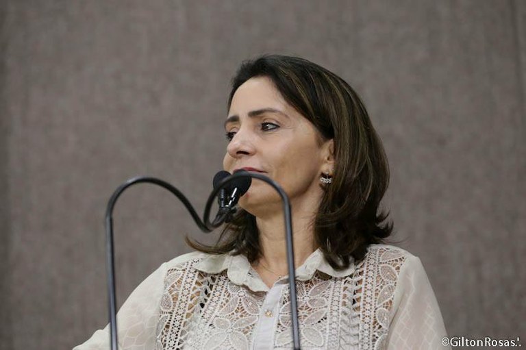 Emília Corrêa presta homenagem ao Dia das Mães