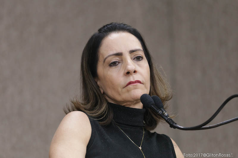 Emília critica a falta de infraestrutura do Bairro Coroa do Meio