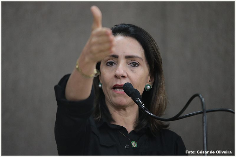 Emília critica a forma que o Executivo trata os cidadãos que morrem na capital