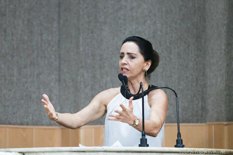 Emília denuncia que lixo e buracos continuam sendo as maiores reclamações