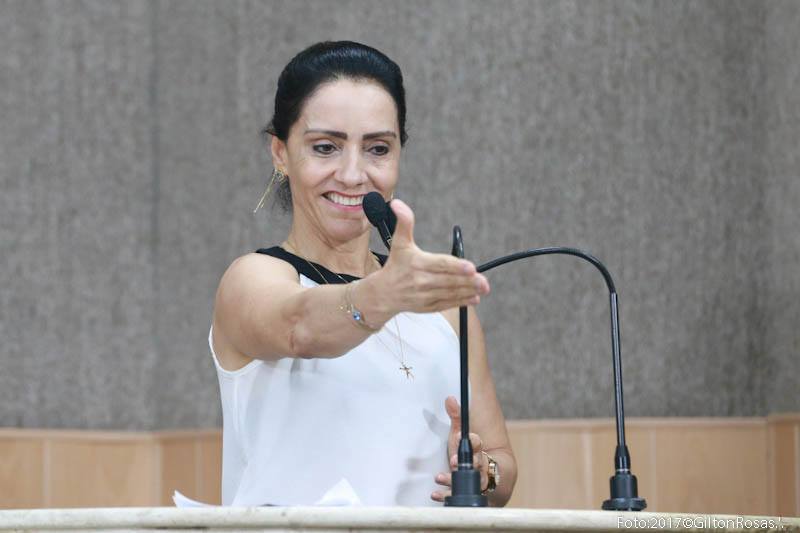 Emília dispara que os caminhos dos repasses públicos estão cheios de curvas