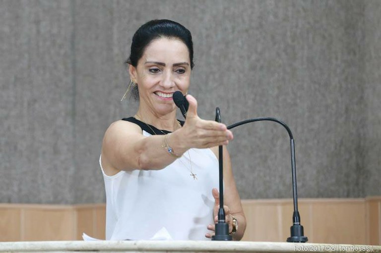 Emília dispara que os caminhos dos repasses públicos estão cheios de curvas