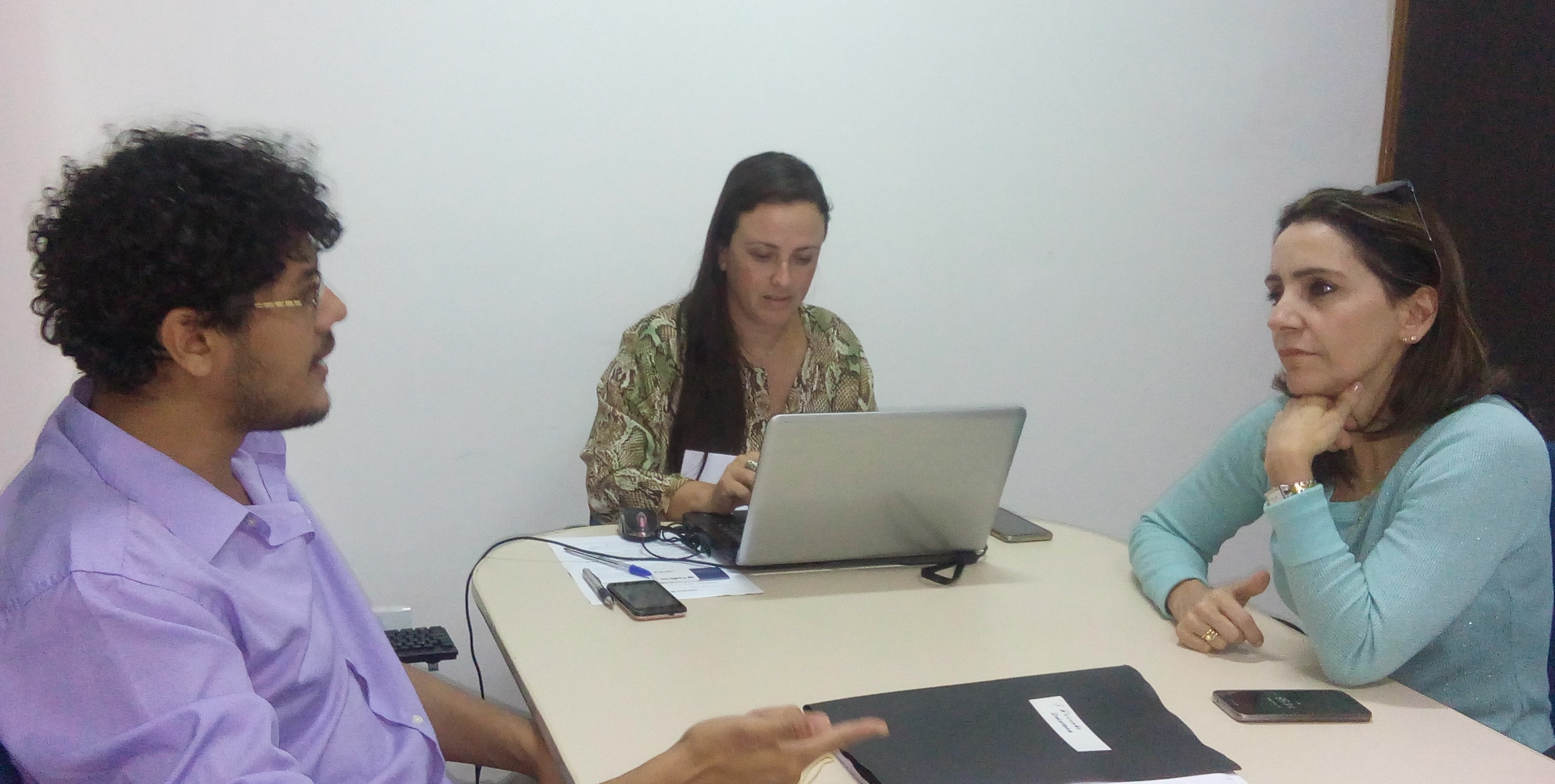 Emília e psicólogos discutem assistência profissional nas escolas