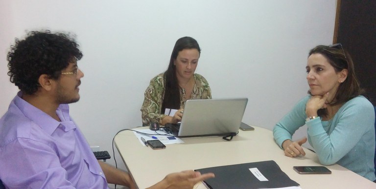 Emília e psicólogos discutem assistência profissional nas escolas