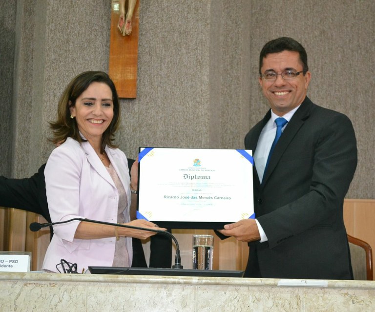 Emília entrega Título de Cidadão Aracajuano Ricardo Carneiro