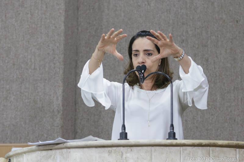  Emília está preocupada com a infestação de escorpiões no bairro São José 