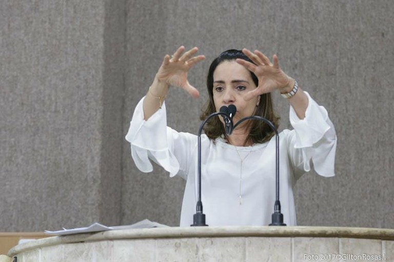  Emília está preocupada com a infestação de escorpiões no bairro São José 