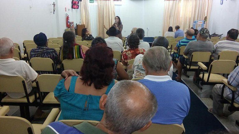 Emília explica a aposentados e pensionistas quais são as atribuições de um vereador