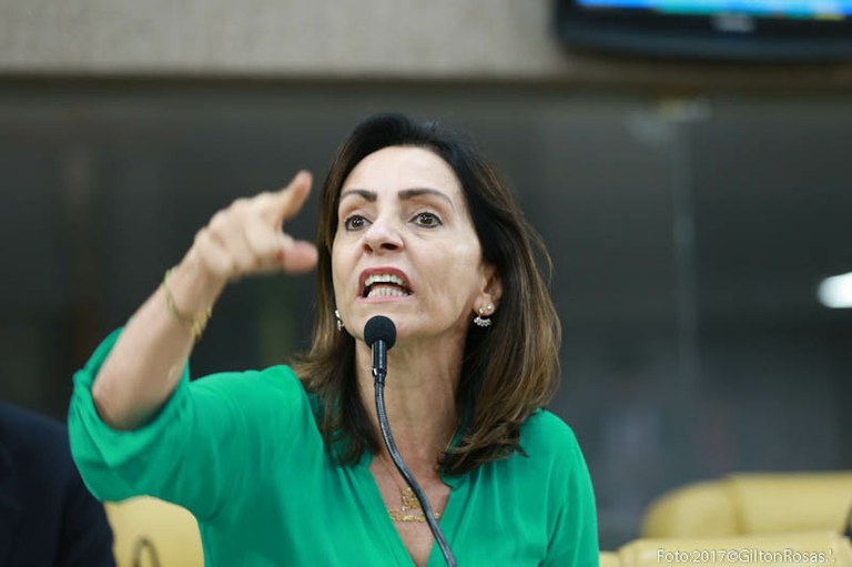 Emília lamenta os desafios dos deficientes físicos no transporte público