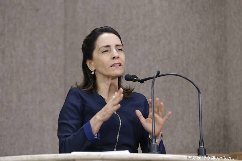 Emília lamenta que a Orla de Atalaia esteja sem brilho e na escuridão