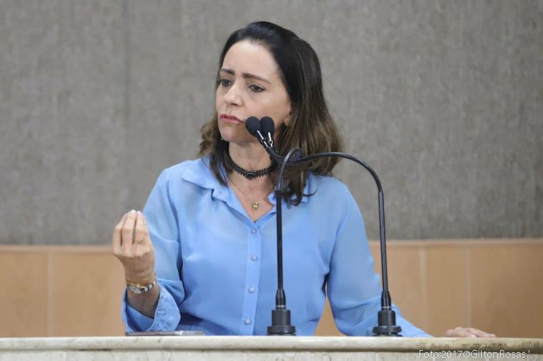 Emília lamenta que crianças sigam vivendo e trabalhando nas ruas