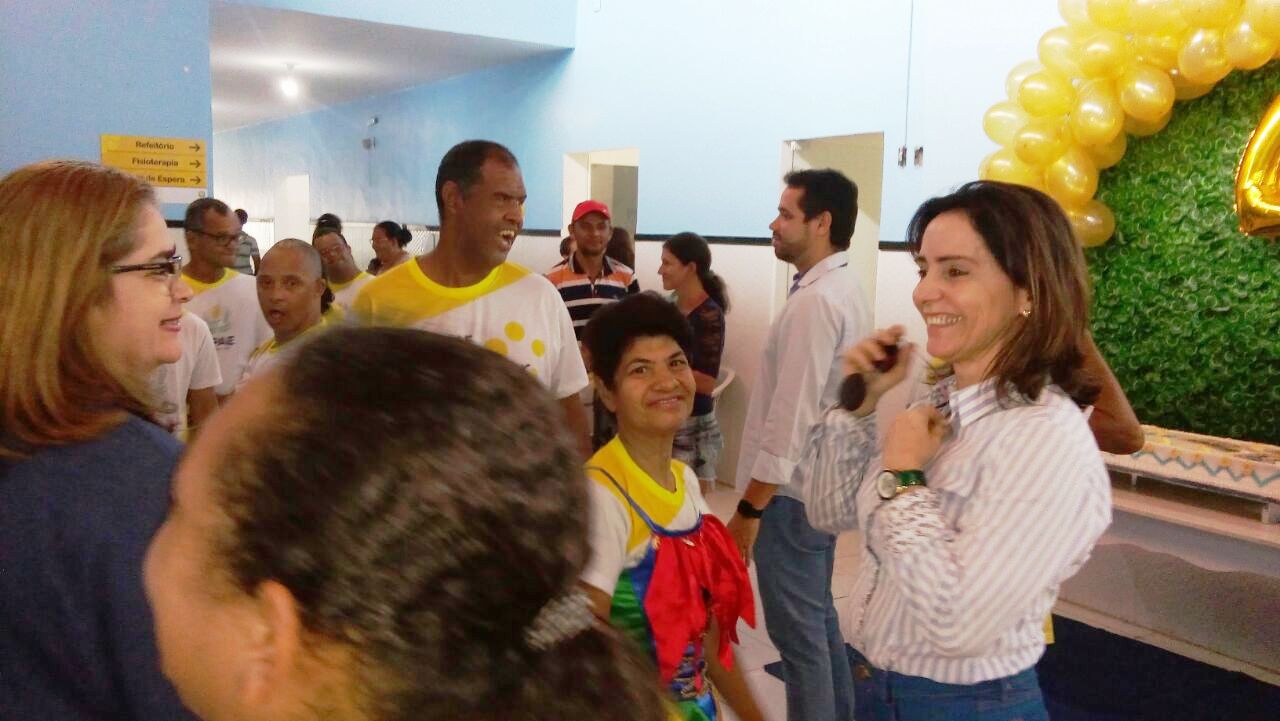 Emília parabeniza APAE por seus 49 anos e cobra mais apoio a associação