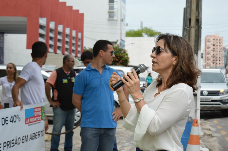 Emília participa de ato em favor da convocação dos aprovados no concurso da Polícia Civil