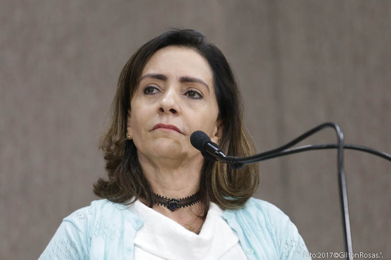 Emília reclama de escuridão no Bairro Siqueira Campos