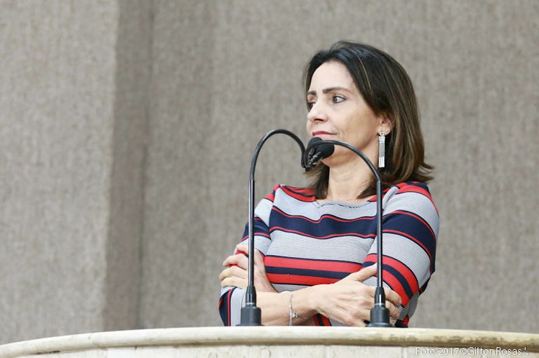 Emília solicita campanha permanente de respeito à faixa de pedestres