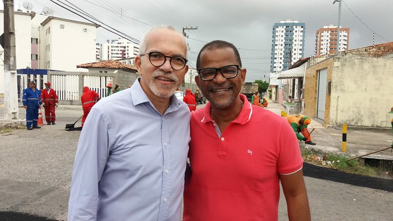 Emurb e Emsurb fazem mutirão de limpeza e renovação das ruas do conjunto Augusto Franco