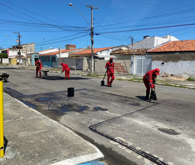 Emurb faz serviço de tapa buraco no Santa Tereza após pedido do Cabo Didi