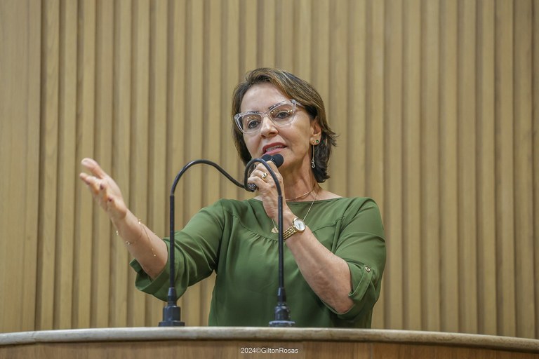 Enquanto Edvaldo paga cachês milionários para artistas nacionais, os locais são desprestigiados, diz Emília. 