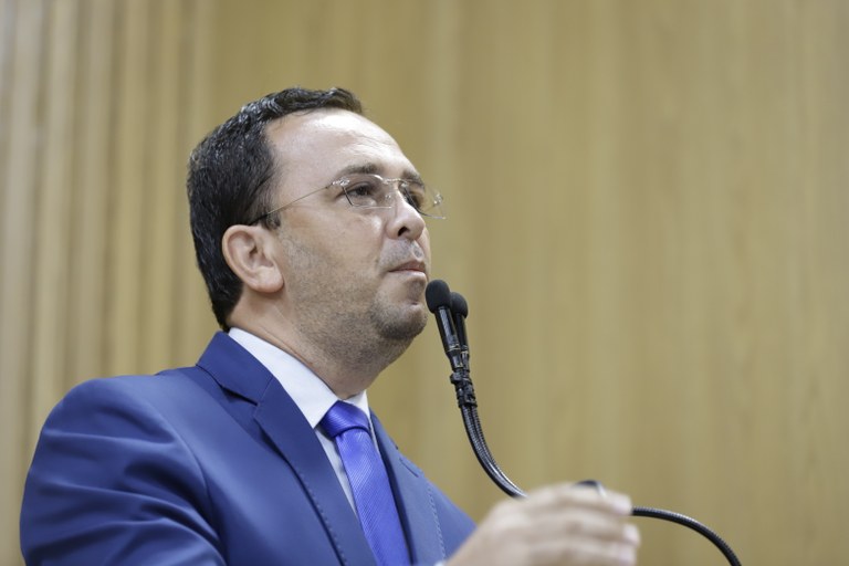 "Enquanto você luta para me derrubar, eu vou continuar vencendo", aborda Fábio Meireles 