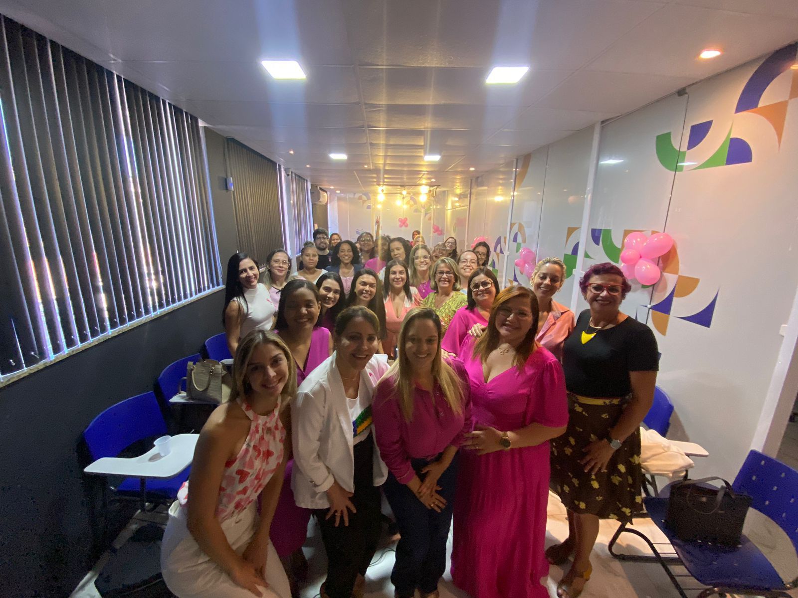 Escola do Legislativo promove palestra em ação da campanha Outubro Rosa