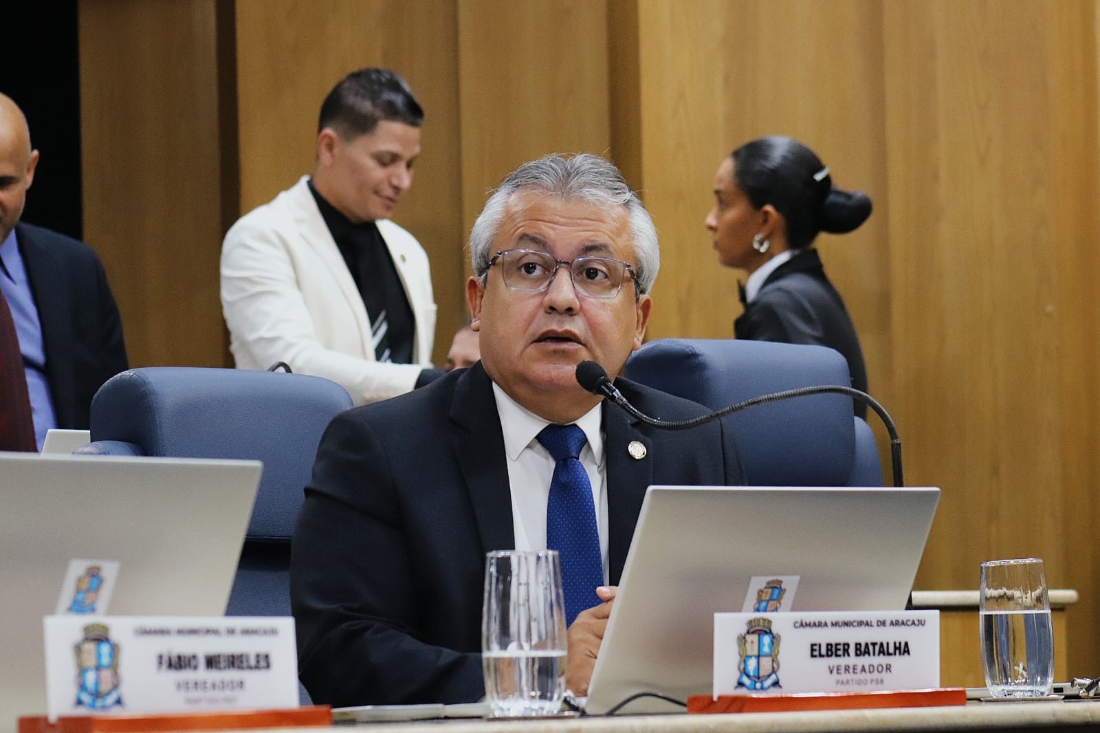 Está na hora de parar de pegar empréstimo e efetivamente comprar esses ônibus”, declara Elber   