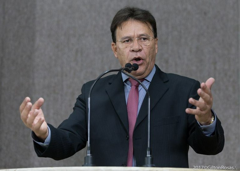 "Estão esquecendo que Sergipe é o país do forró, dizia Rogério", lamenta Carlito Alves