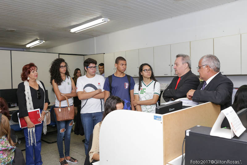 Estudantes selecionados do Parlamento Jovem Brasileiro visitam CMA