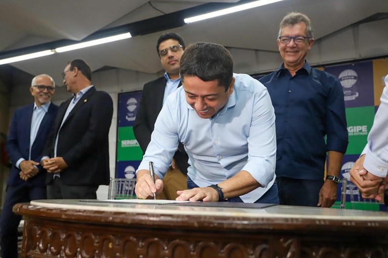 Fabiano Oliveira prestigia posse de Neto Batalha como Secretário Especial de Articulação com os Municípios 