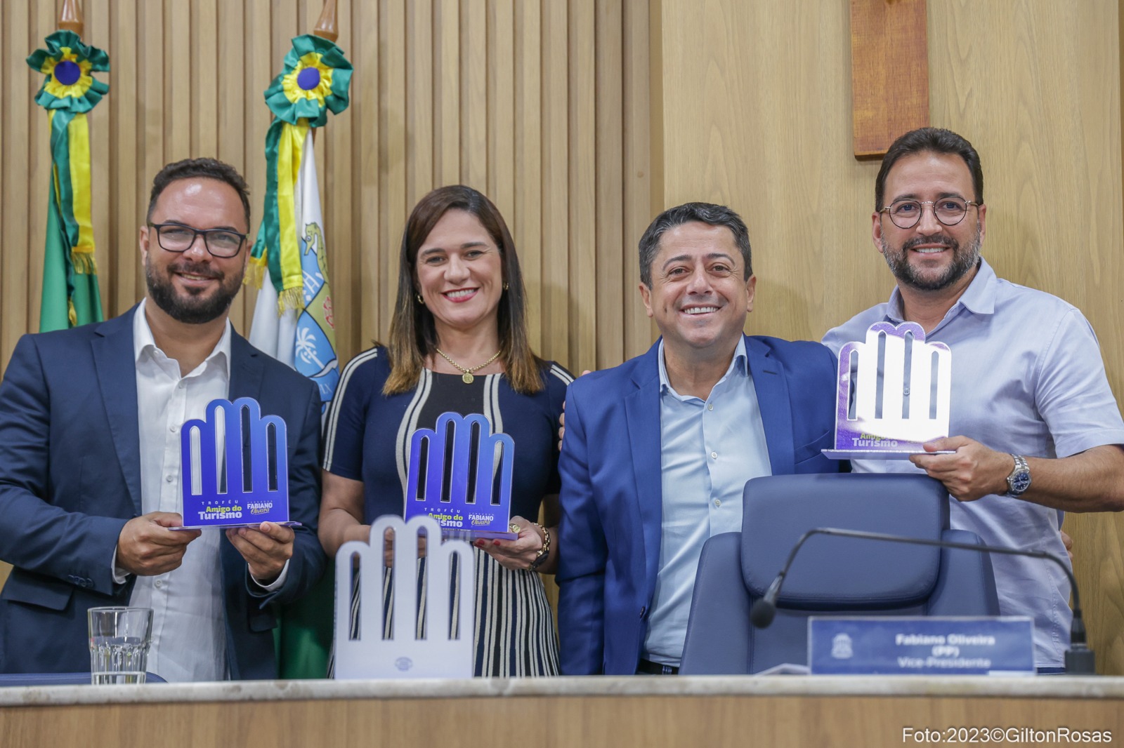 Fabiano Oliveira promove sessão especial e entrega troféu ‘Amigo do Turismo’