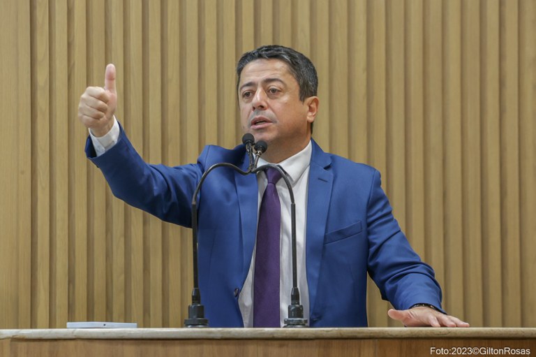 Fabiano Oliveira reforça importância do PL de sua autoria que institui o sinal positivo como desejo de atravessar as faixas de pedestres em Aracaju