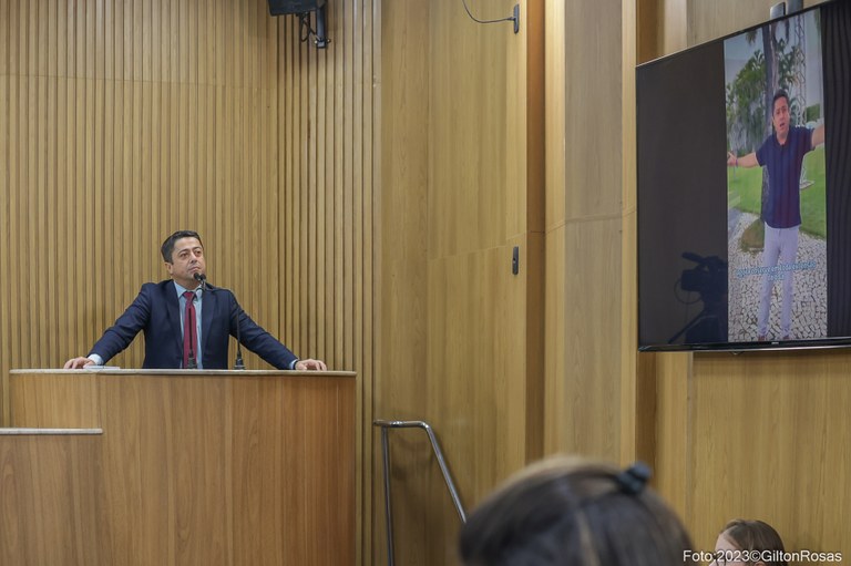 Fabiano Oliveira usa tribuna para criticar fake news a respeito da derrubada de árvores na Orla