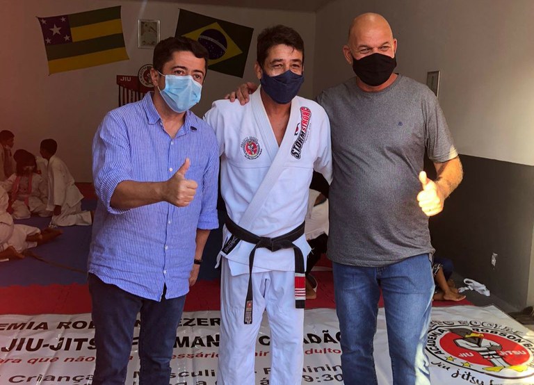 Fabiano Oliveira visita projeto social acompanhado do secretário Sérgio Thiessen 