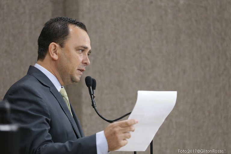 Fábio lamenta grande número de crianças pedindo esmolas em Aracaju