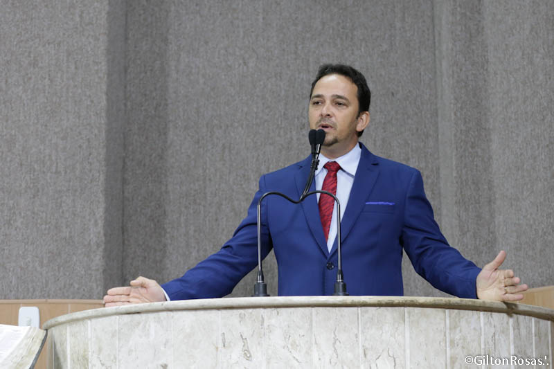 Fábio Meireles: “O que mudou entre a gestão de João e Edvaldo?”